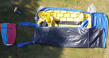 Beginn des Zusammenfaltens der Hüpfburg bei der Rückgabe